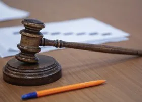 В тюменском суде платят в 2 раза меньше, чем продавцам в магазине