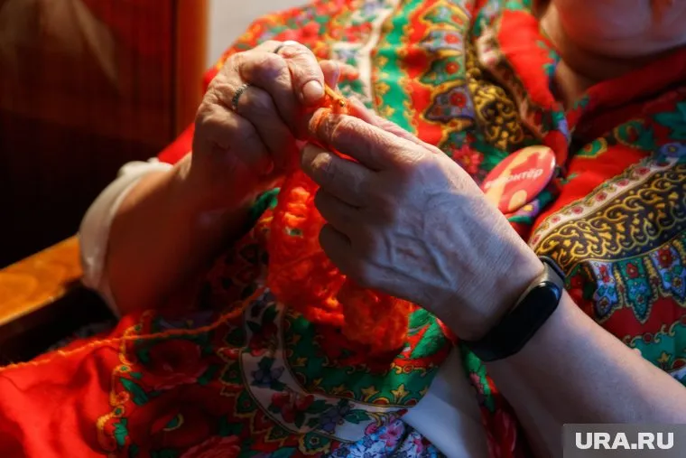 В Кировском районе Перми бабушки вяжут носки для отправки бойцам на фронт