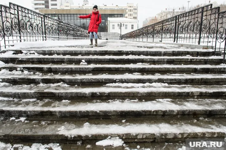 Мост покрыт несколькими слоями льда (архивное фото)