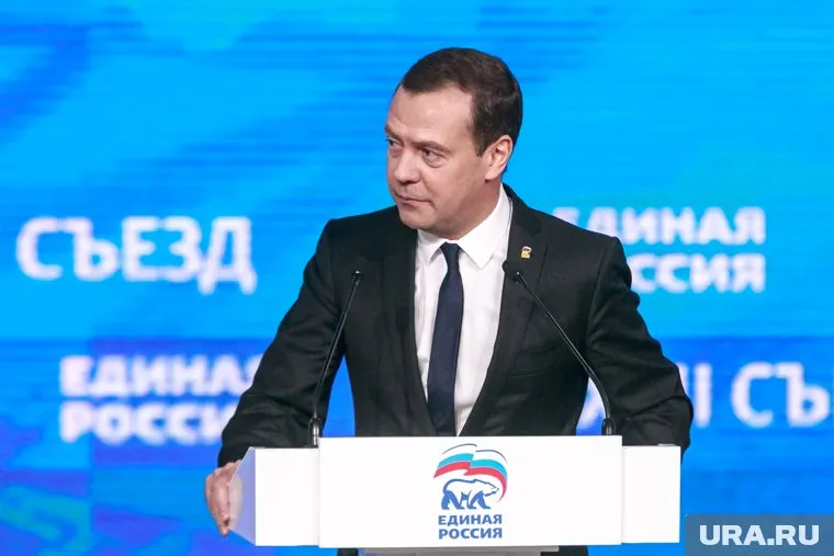 Премьер Дмитрий Медведев пообещал рассмотреть предложение о снятии санкций