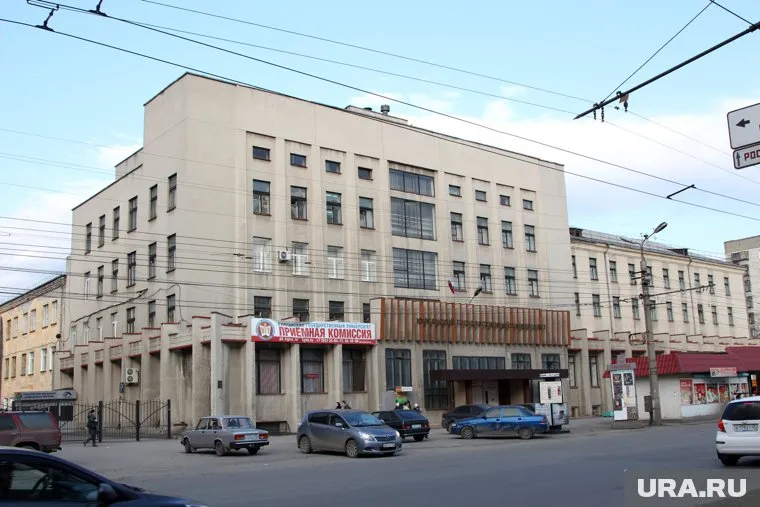 В КГУ поздравляют с юбилеем ветерана Юрия Петровича Агафонова