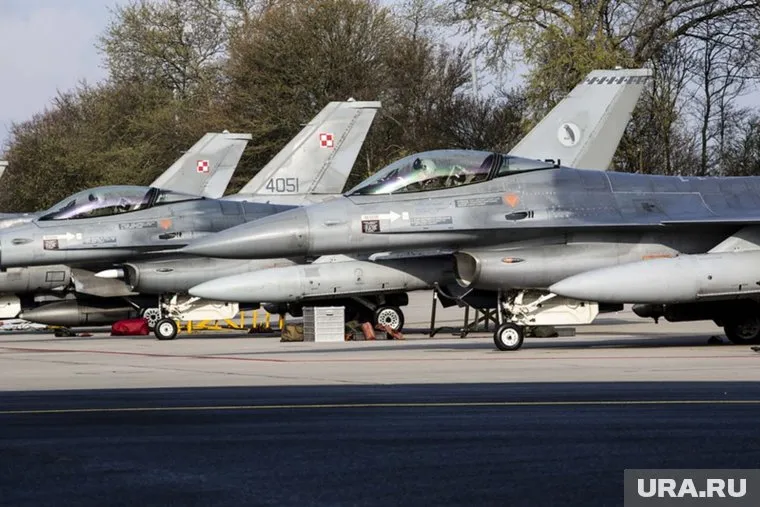 США не хотят передавать Киеву истребители F-16 из-за страха нападений на Кремль, заявил Макс Бут