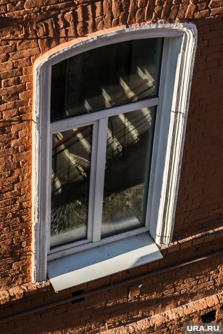 Мужчина выпрыгнул из окна служебного кабинета на третьем этаже