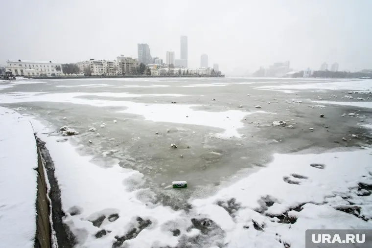 Дети стучат ногами по льду, чтоб проверить его прочность