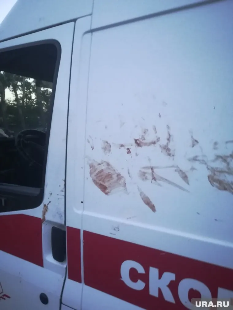 Кровавые следы остались на «скорой» после нападения мужчины