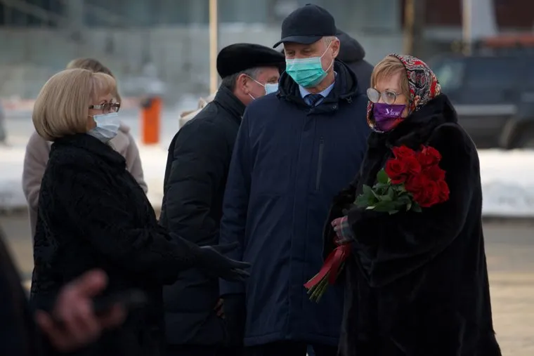 Возложение цветов к памятнику Б.Н. Ельцину. Екатеринбург