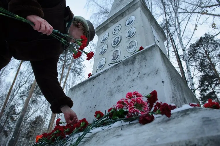 Возложение цветов на могиле "дятловцев" по случаю 58-ой годовщины гибели группы. Екатеринбург