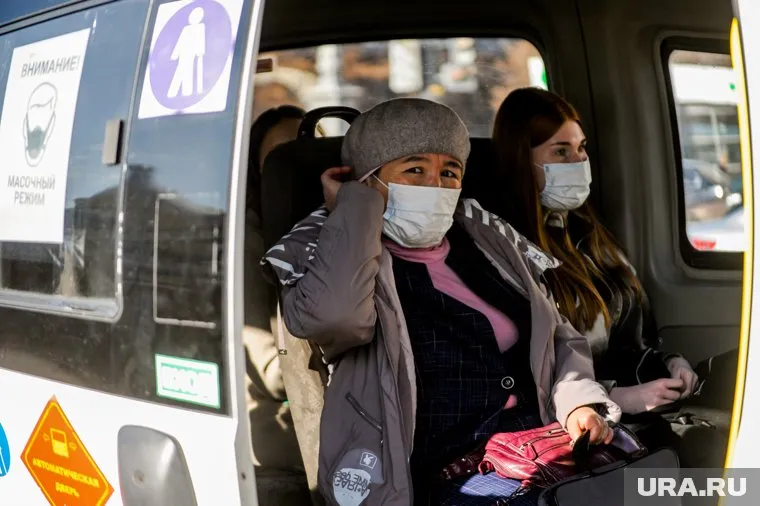 Людям все еще необходимо пользоваться масками в общественном транспорте, считает Николай Крючков