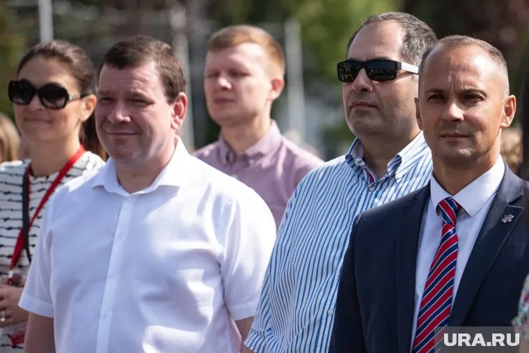 На первом месте среди глав районов пока идет Игорь Костенко (по центру в очках)