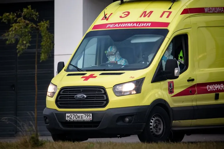 Доставка пациентов скорой помощью в ГКБ №40 «Коммунарка» во время пандемии SARS-CoV-2. Москва