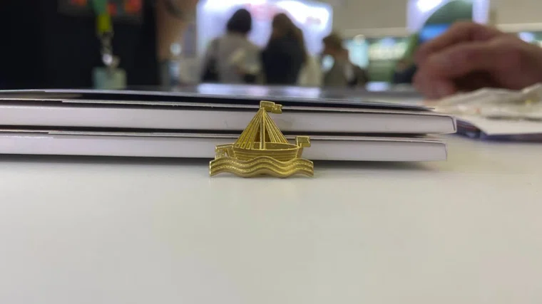 Значок для VIP-персон выставки изображает ладью, связанную с освоекнием тюменской земли