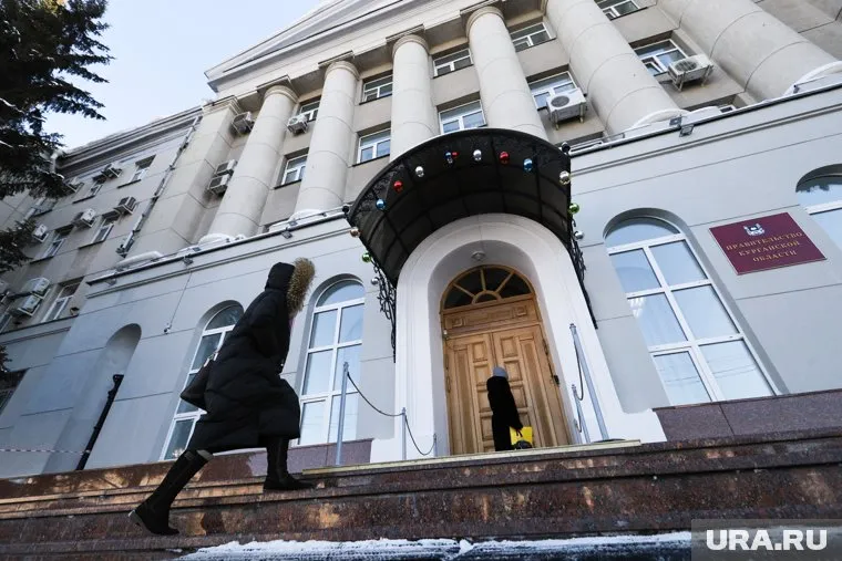 Войти в здание зауральского правительства теперь можно только после измерения температуры