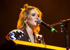 Прославилась в школе, судилась с Костюшкиным и вышла замуж за продюсера: что известно о певице Монеточке*