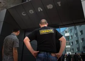 Охранники ТРЦ в Тюмени устроили потасовку с подростками