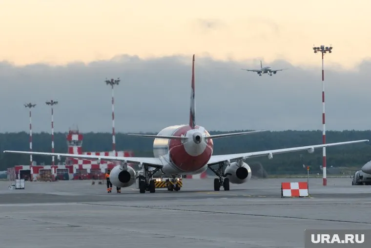 Самолет "Ямал" не вылетел из Салехарда в омск по неизвестной причине