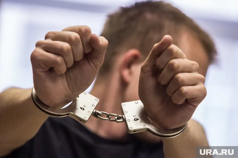 Злоумышленники затолкали бизнесмена в машину и надели на него наручники