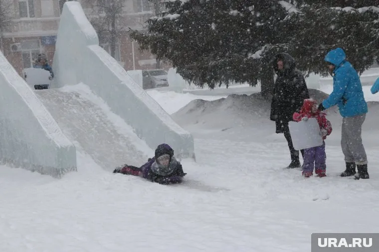 Мужчина построил горку в три метра высотой