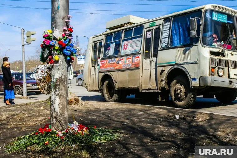 К месту гибели мальчика горожане несли цветы и игрушки