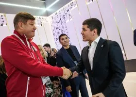 В Салехарде Губерниева встретили танцем с бубнами