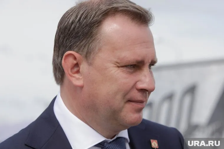 Владислав Пинаев пришел в городскую больницу и подарил женщинам цветы