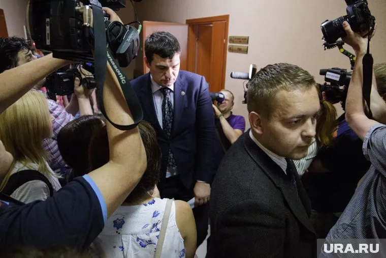 Бывший парламентарий Александр Телепнев (в центре сзади) получил прибавку к сроку