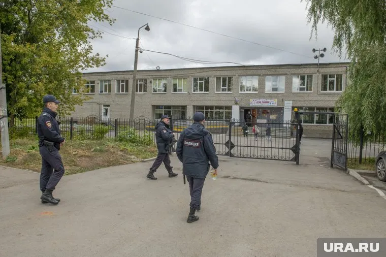 Возле участков работают наряды полиции, отслеживая подозрительные действия