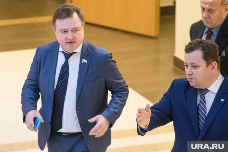 Максим Иванов (слева) выдвинулся в Асбестовском избирательном округе