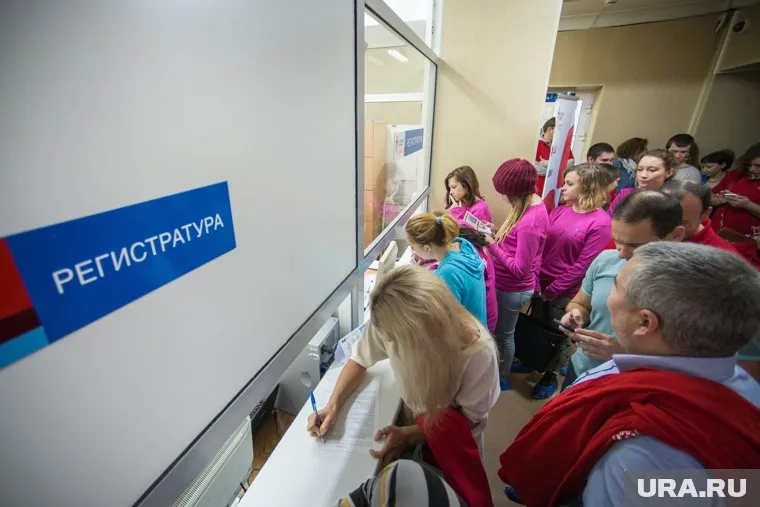 В екатеринбургских больницах в одной очереди смешивают ковидных и нековидных пациентов