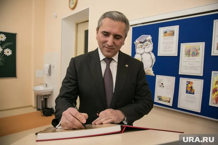 Губернатор Моор рассмотрел различные проблемы молодежи города