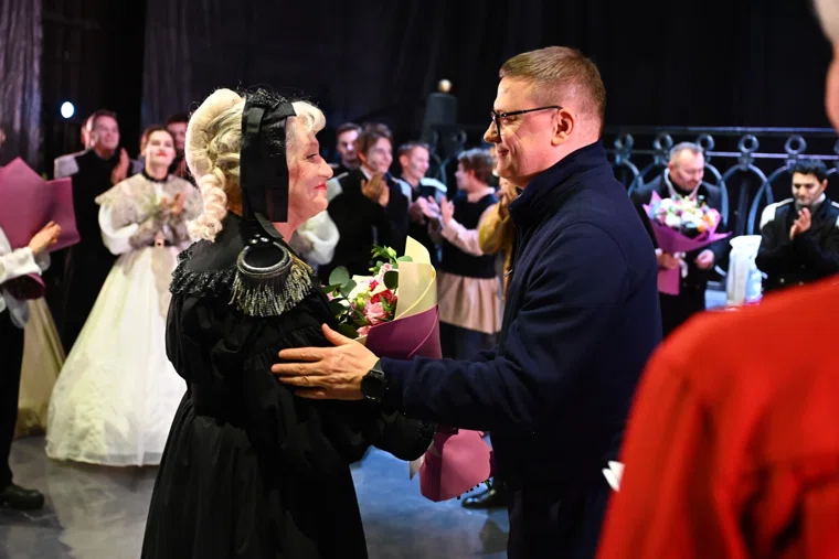 После окончания спектакля глава региона вручил цветы актерам