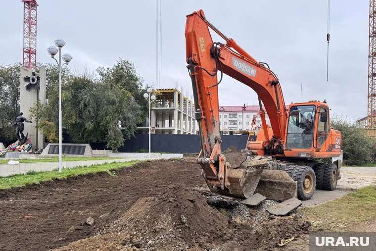 В центре Кургана высадят десятки новых деревьев в сквере у строящегося жилого комплекса
