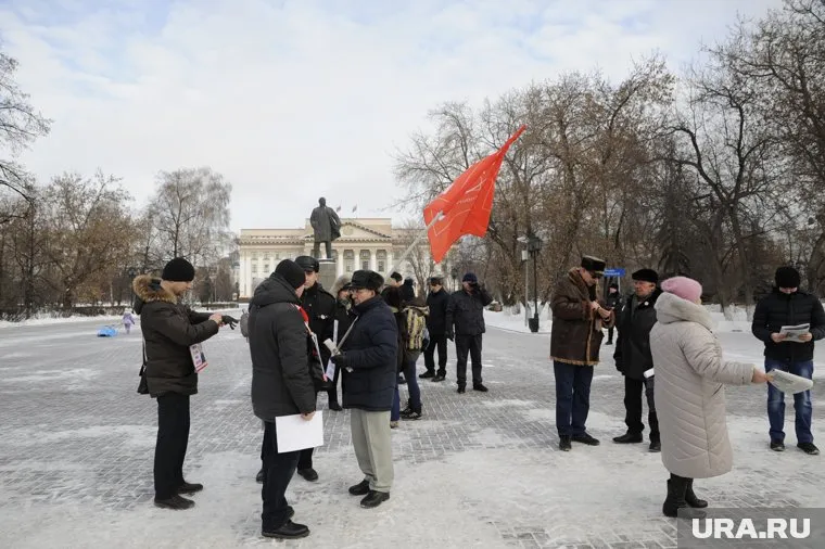 Пикет на Центральной площади собрал около 30 человек