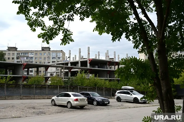 О начале строительства торгового центра стало известно более десяти лет назад