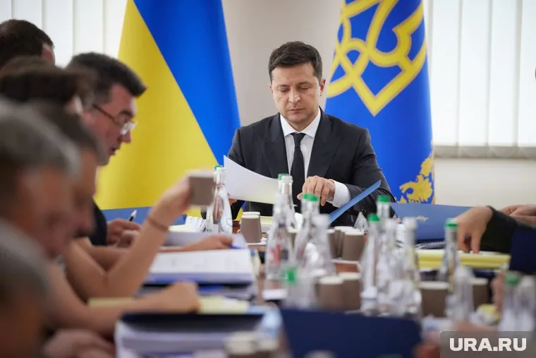 Зеленский ведет Украину к катастрофе, считают комментаторы