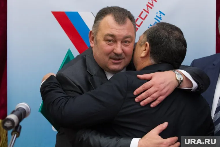 Встретив активное сопротивление со стороны членов ОНФ, с которым им поручили сотрудничать, эсэры решили не договариваться, а победить противника, задушив его в объятиях