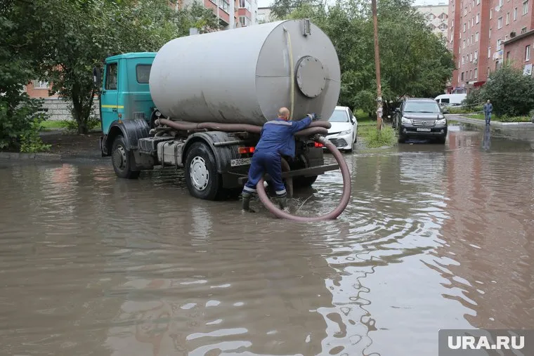 Машины откачивали воду