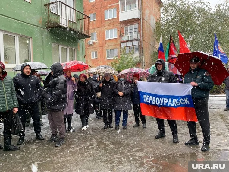 Из Первоуральска 25 мужчин отправились на боевую подготовку, после которой они поедут в зону спецоперации