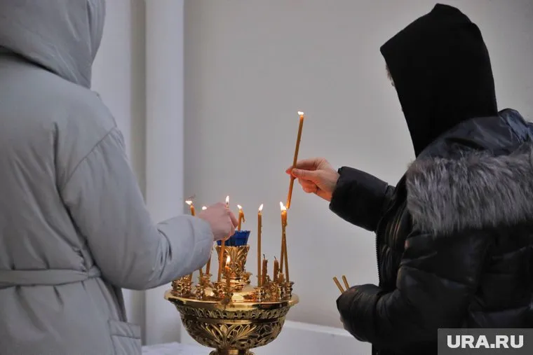 В Екатеринбурге в церковь пришли почтить память Зиничева сотрудники МЧС и курсанты