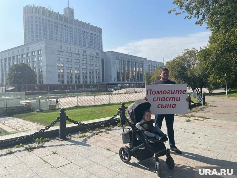 Дмитрий Бахтин вышел на пикет вместе с сыном Мишей
