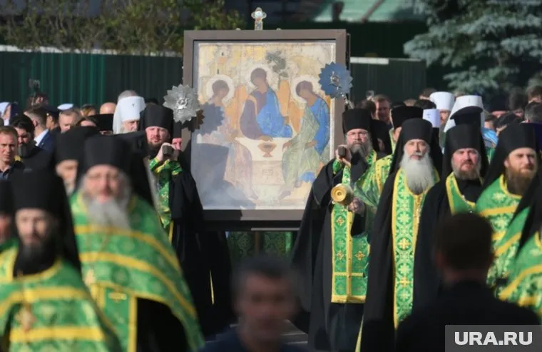 В Сергиевом Посаде прошло шествие с «Троицей» к лавре с участием патриарха
