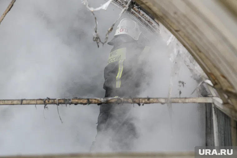 МЧС ликвидировали горение рынка в Санкт-Петербурге