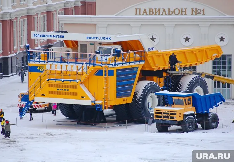 В Музейный комплекс самосвал доставили в разобранном виде на 15 тралах