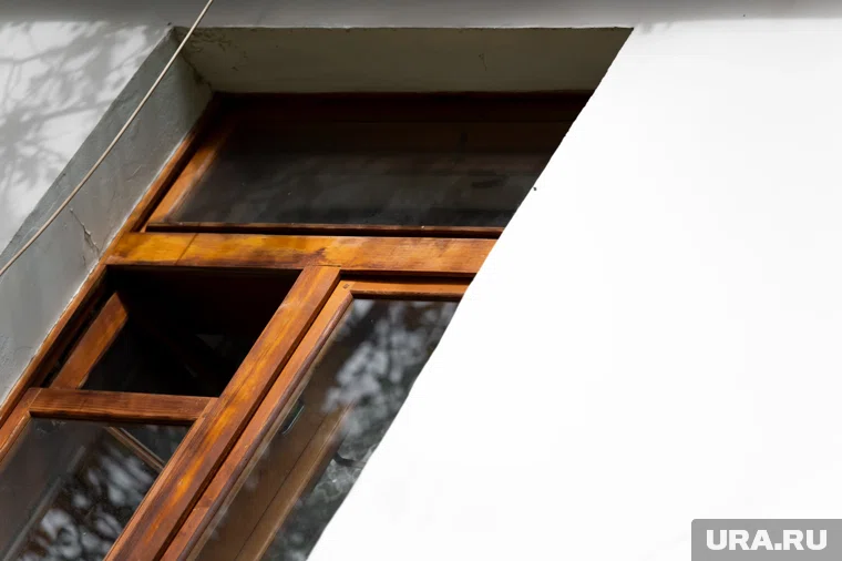 Провод, по которому ребенок пытался выбраться из квартиры, оборвался