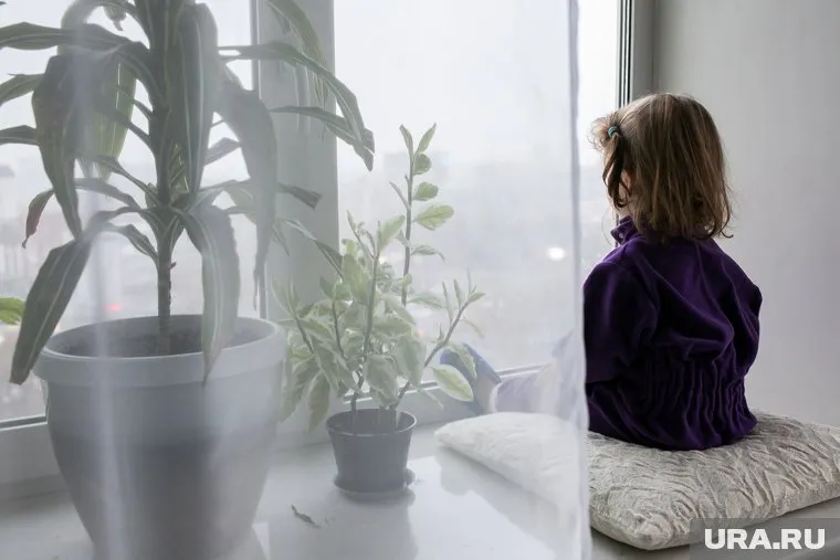 Девочка находится под присмотром медиков и соцработников