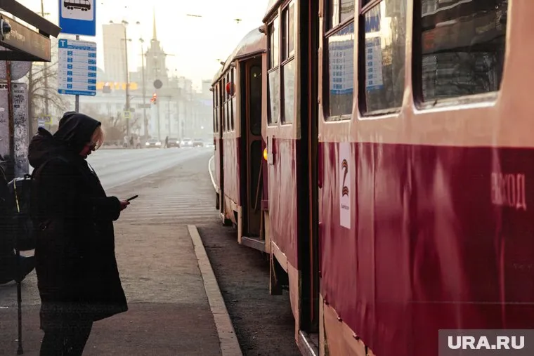 Трамвай сбил женщину прямо на остановке