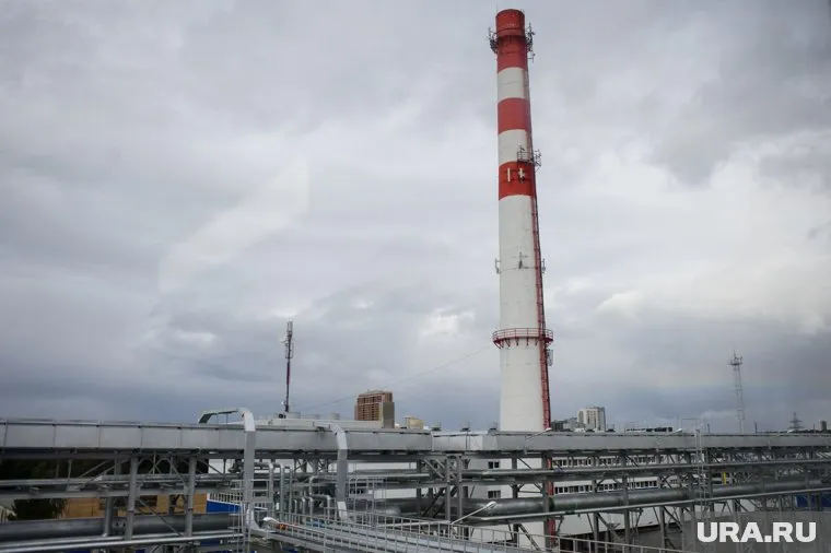 Под обломками трубы ТЭЦ оказался рабочий (архивное фото)