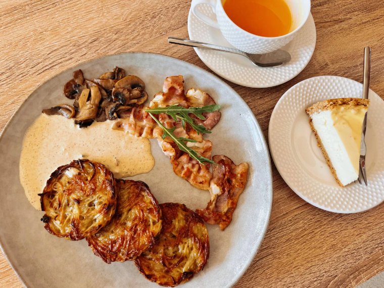 Картошка тропическая и драники с беконом: в центре Кургана открылось новое кафе при кондитерской. Фото