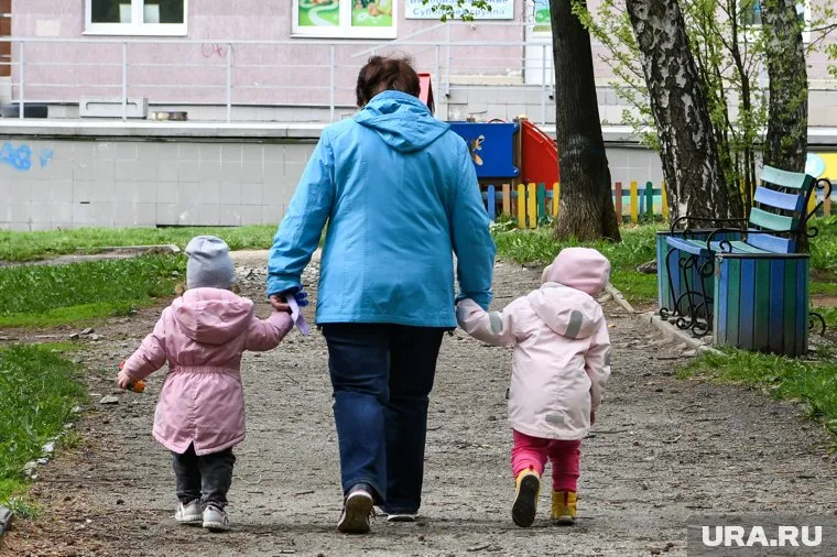 Волонтеры центра «САМиТ» помогут с детьми, если маме нужно уйти по делам