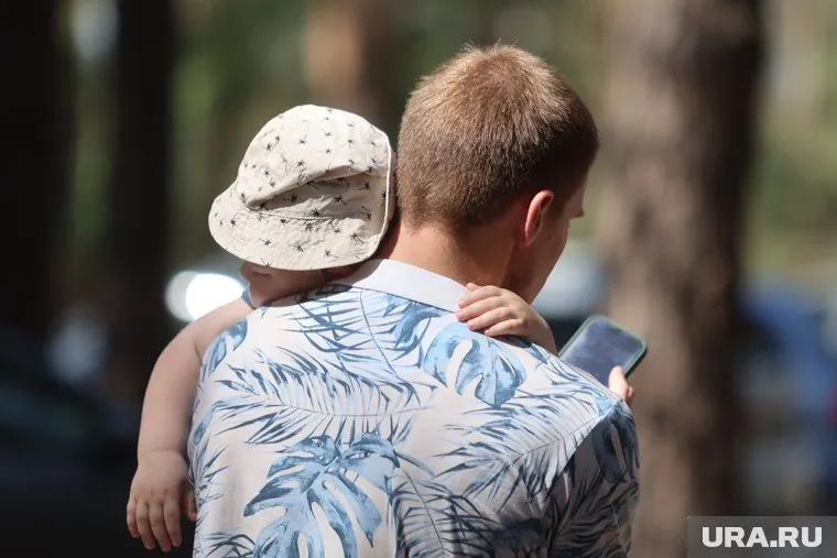 Екатеринбуржцу Никите, который во время отпуска стал вдовцом и отцом-одиночкой, дадут дополнительный отпуск