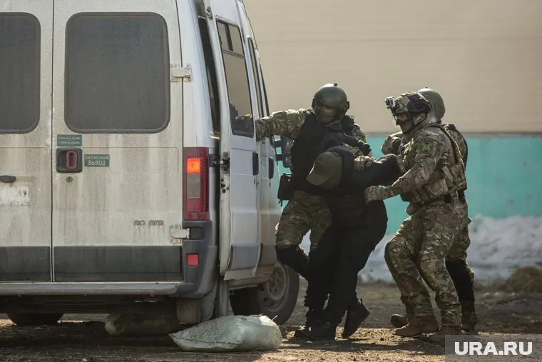 В администрацию Чесменского района пришли силовики в масках